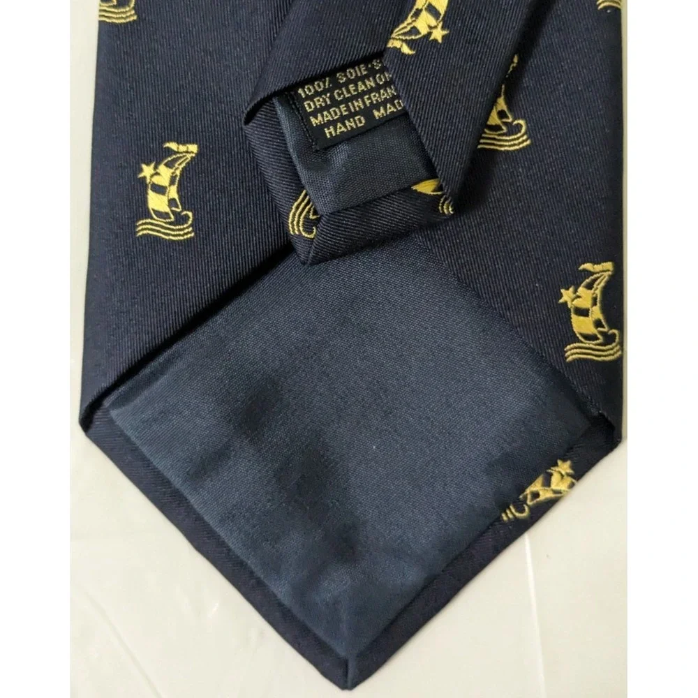 LARUSMIANI Milano Navy Blue w/Yellow Sailboats Silk Tie Hand Made France 56x3.75